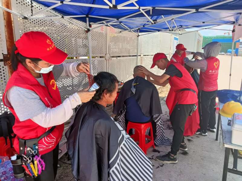 愛心義剪送上門！他們?yōu)?00多名建設(shè)者解決“頭等”煩惱